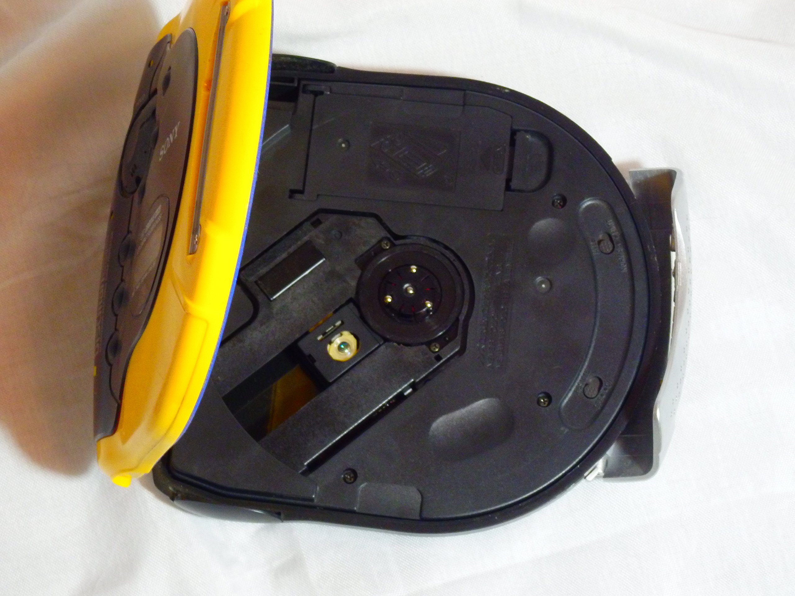 ポータブルプレーヤー SONY Sports Discman D-ES51 Sony Sports DiscMan - Portable CD Player - Yellow (D-ES51